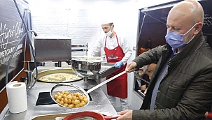 Kocasinan Belediyesi'nden Teravih Sonrası Tatlı İkramı