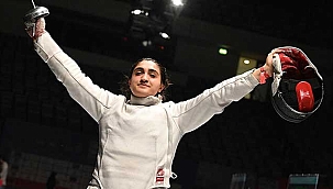 Milli eskrimci Aleyna Ertürk'ten tarihi başarı!