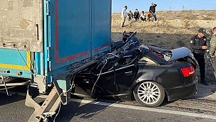 Otomobille TIR'ın altına giren makam şoförü...