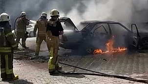 Park halindeki otomobil alev alev yandı