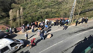 Sarıyer'de inşaat demiri yüklü TIR, gecekondunun üzerine devrildi
