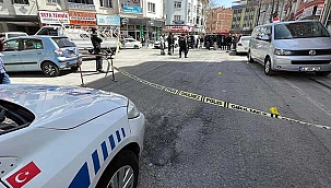 Sokak ortasında husumetli iki grup arasında kavga!