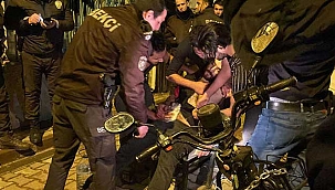 Sokak ortasında iki grup arasında çıkan kavgada...