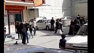 Sokak ortasında komşu iki ailenin kavgası...