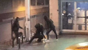 Sokak ortasında üç kişi aralarına aldıkları şahsı...