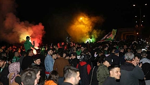Spor Toto 1. Lig'e yükselen Sakaryaspor'lu taraftarlardan coşkulu kutlama!
