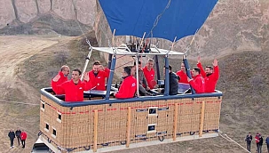 Yer altında ve balonda masa tenisi maçı!