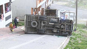 Yokuşta kayan kamyonet devrildi
