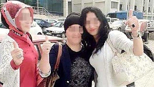 'Zafer pozu' veren kadınlar, darbettikleri hemcinslerinin...