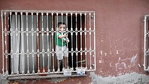 4 Çocuğunu eve kilitleyip, bayram ziyaretine gitti