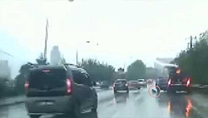 Ani manevrada aracın kapısı açıldı; çocuk yola düştü