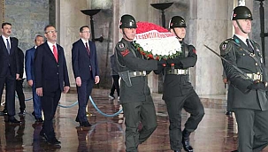 Bakan Kasapoğlu, gençler ve sporcularla birlikte Anıtkabir'i ziyeret etti