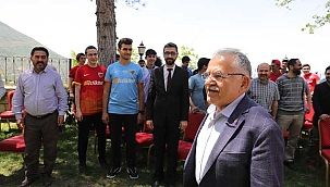 Başkan Büyükkılıç, Talas Gençlik Merkezi'nde Gençler ve Veliler İle Buluştu