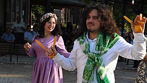 Birezilyalı müzisyenle Türk kızı evlendi. Tahta kaşıkla çifte telli...