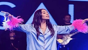 Bu da oldu! Hande Ünsal'ın dikkat çeken sahne kıyafeti!