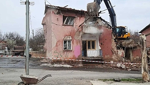 Bünyan'da Metruk Bı̇nalar Yıkılıyor