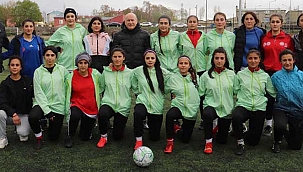 Erken yaşta gelinlik yerine forma giyen kızlar namağlup şampiyon oldu!