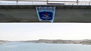 EuroLeague'i kazanan Anadolu Efes'in bayrakları İstanbul Boğazı'nda