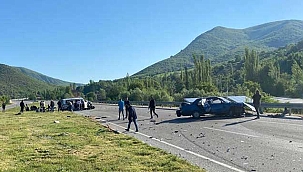 Feci kazada işçi minibüsü ile otomobil çarpıştı: 2 ölü, 12 yaralı !