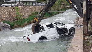 Feci kazada kamyonet dereye uçtu!