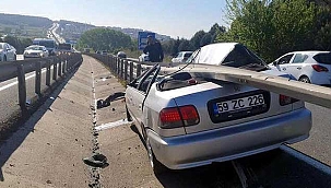 Feci kazada otomobil bariyerlerin arasına sıkıştı