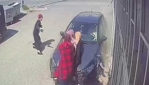 Feci kazada otomobil kaldırımdaki işçileri ezdi