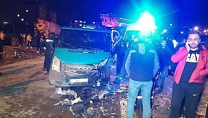 Feci kazada otomobille minibüs çarpıştı; 1'i polis 2 kişi öldü, 5 kişi yaralandı