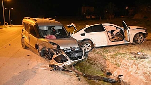 Feci kazada ticari araçla otomobil çarpıştı: 4 yaralı