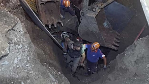 Göçük altında kalan işçi 8 saatlik kurtarma çalışması sonucu...