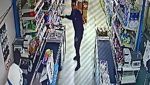 Kasiyer, bıçaklı soyguncuyu...