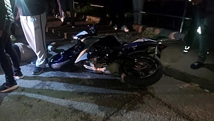 Motosiklet ile otomobil çarpıştı: 3 yaralı