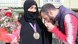 Olimpiyat madalyasını annesine armağan etti