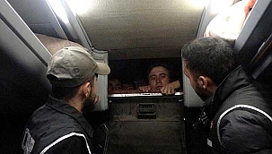 Otobüslerin gizli bölümlerinde saklanan 47 kaçak göçmen yakalandı