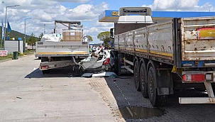 Otomobil dinlenme tesisinde bulunan TIR'lara çarptı