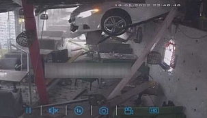 Otomobil içinde müşteri olan kafeye girdi