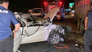 Otoyolda feci kaza! Otomobil kamyona çarptı!