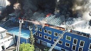 Plastik fabrikasında çıkan yangın devam ediyor! Yanındaki fabrikalara da...