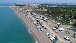 Sahildeki çardaklar yıkılmayınca sahile yerleştiler!