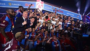 Şampiyon Trabzonspor görkemli törenle kupasını kaldırdı