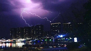 Şimşekler gökyüzünü aydınlattı