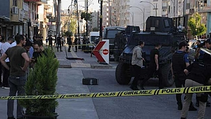 Sokak ortasında araçtan kaldırımda yürüyenlere ateş açıldı! 