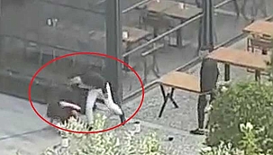 Sokakta yere yatırdığı kadına dehşeti yaşattı. Şok görüntüler!