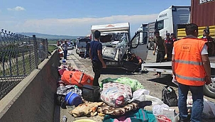 Son Dakika: İşçileri taşıyan kamyonet devrildi: 15 yaralı!