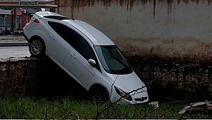 Son Dakika: Kayganlaşan yolda kayan araç...