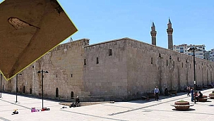 Tarihi medresenin restorasyonu sırasında eyvan kemerinde mala unutuldu