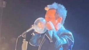 Teoman sahnede önce ruj sürdü sonra prezervatif şişirip...