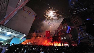 Trabzonspor taraftarı, şampiyonluk ile birlikte meydanlara akın etti