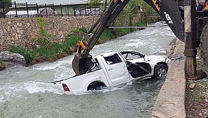 Van'da kamyonet dereye uçtu