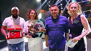 WBC Gümüş Kemer Şampiyonu Seren Ay Çetin'e plaket!