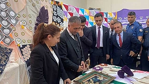 Başkan Bayrak, Sarız Halk Eğitim Merkezi Sergisi'ne Katıldı